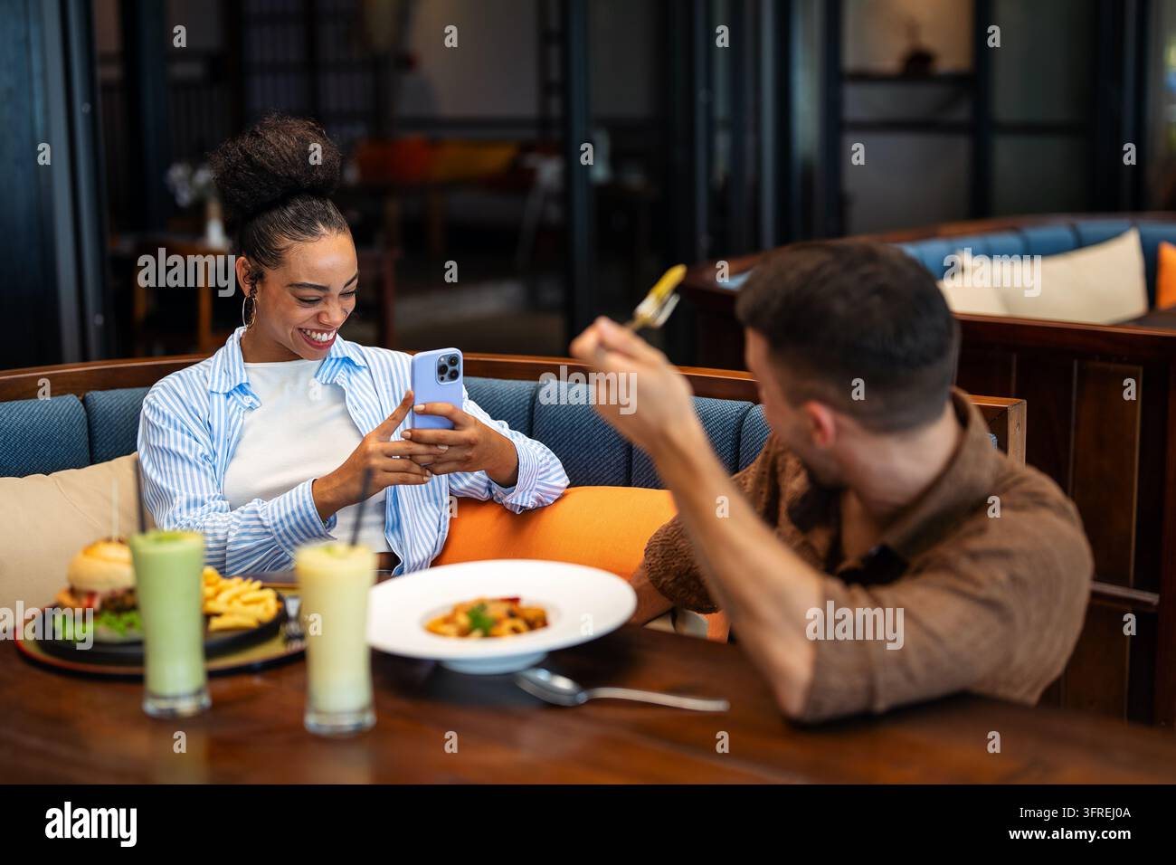 Coppia avventurosa che gusta cucina esotica mentre viaggia per il mondo, abbracciando nuove culture e cibo Foto Stock