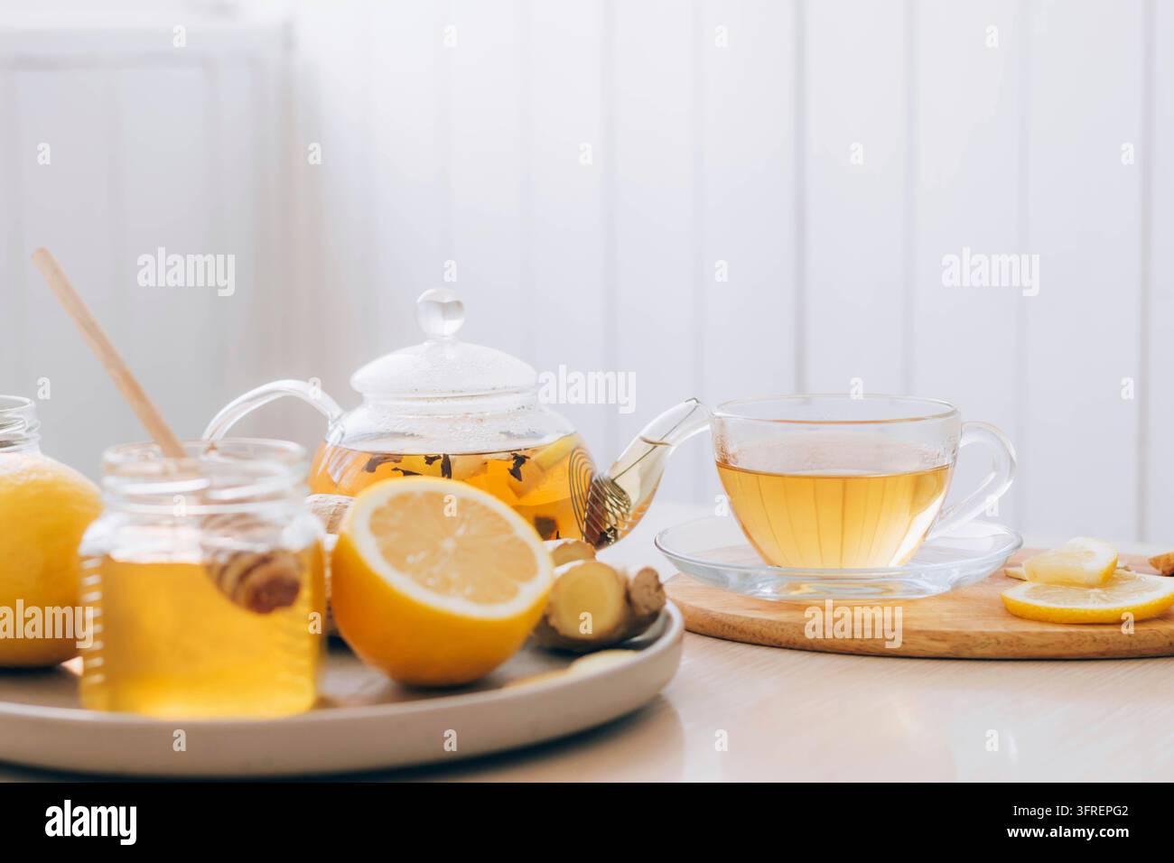 Bevanda calda al tè con radice di zenzero, limone e miele per il trattamento e la prevenzione del raffreddore. Concetto di salute e medicina alternativa Foto Stock