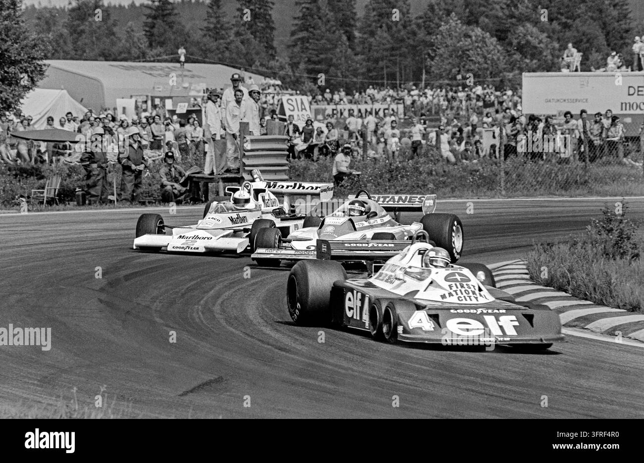 Patrick Depailler nella Tyrrell P34 a sei ruote guida la Ligier JS7 di Jacques Laffite e la McLaren di Jochen Mass durante il Gran Premio di Svezia del 1977 Foto Stock