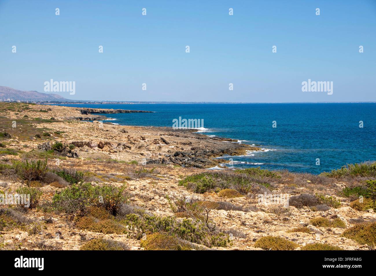 Il sentiero tra il mare e la laguna nella riserva naturale di Vendicari, tra Noto e Marzamemi, Sicilia, Italia Foto Stock