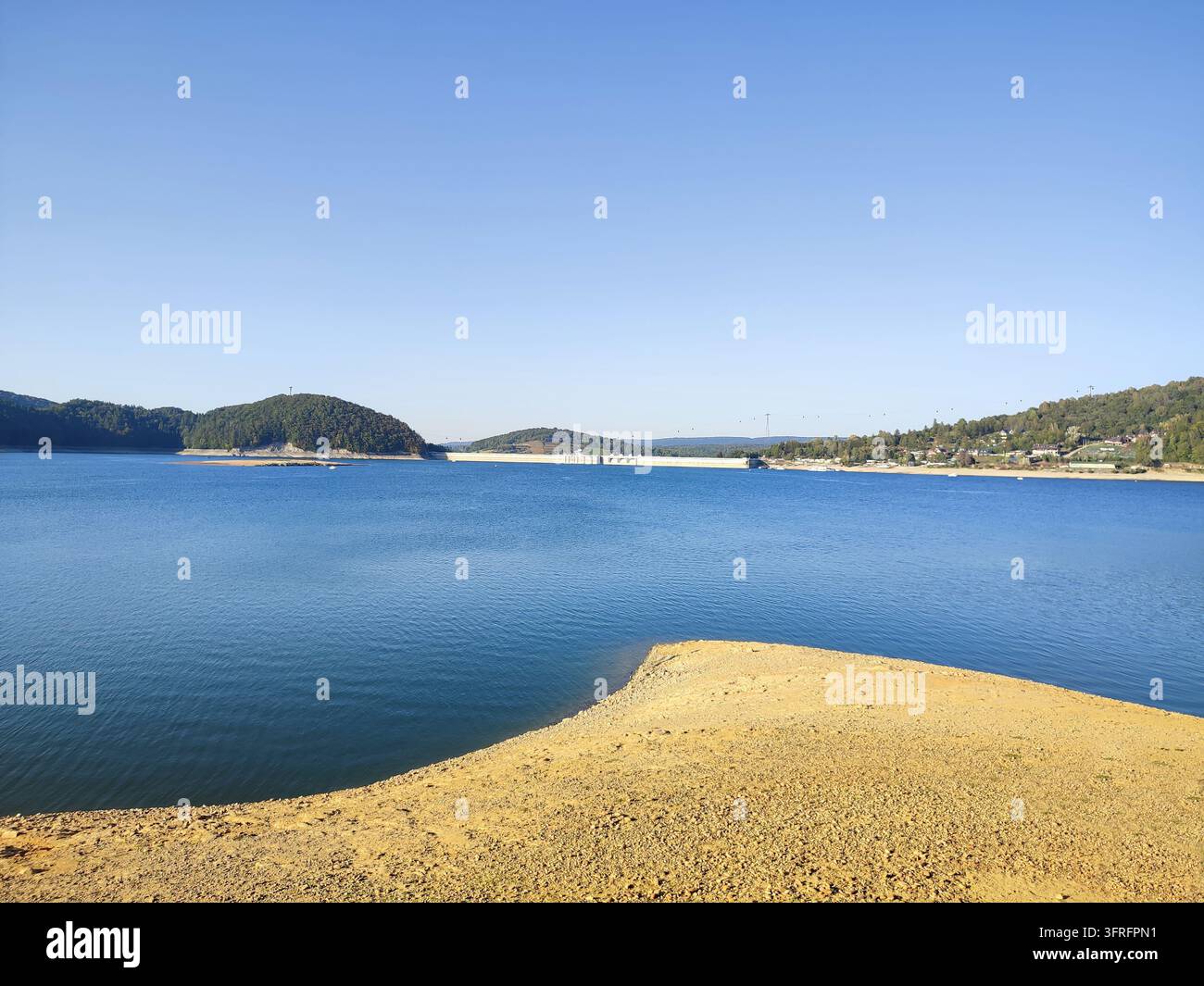 Lago di Solina nel Parco Nazionale dei Bieszczady, linea costiera. Visitate la Polonia Foto Stock