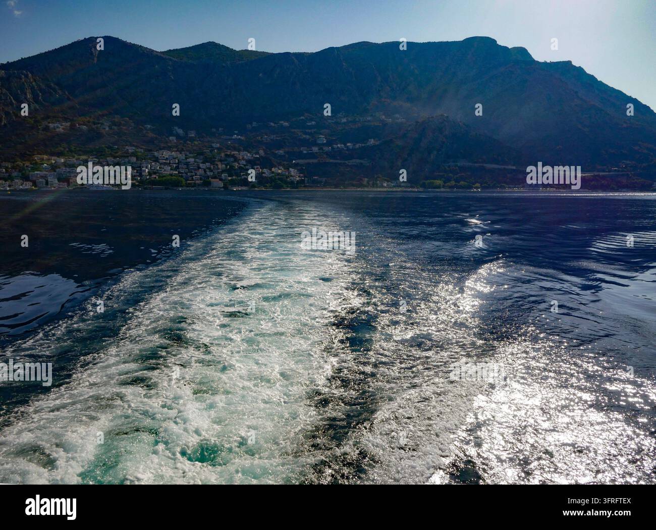 Risveglio del traghetto che porta alle montagne costiere e alla città balneare Foto Stock