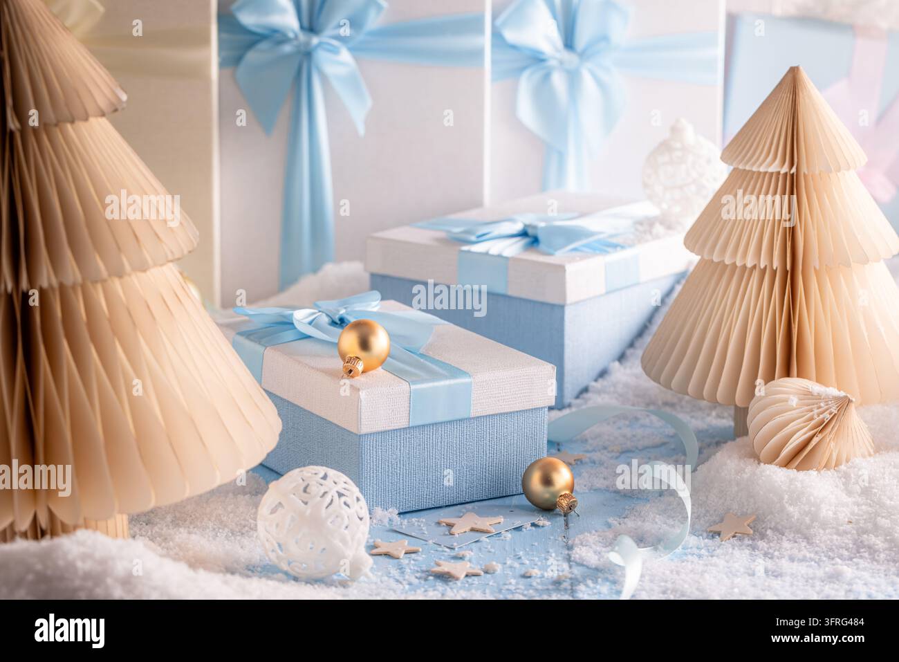 Scatola regalo Azure adornata con luminosi ornamenti festivi. Layout creativo per una carta regalo stagionale. Foto Stock