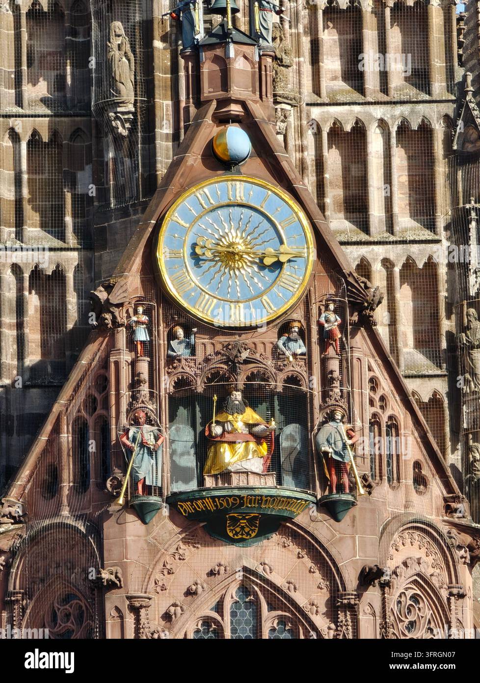 Frauenkirche, dettaglio dell'orologio con il carillon del 1509 - Norimberga - Immagine stock catturata con smartphone