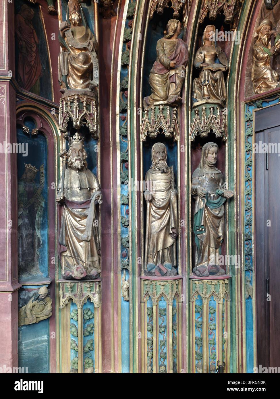 Registro delle statue del portale principale del nartece - Immagine stock catturata con smartphone