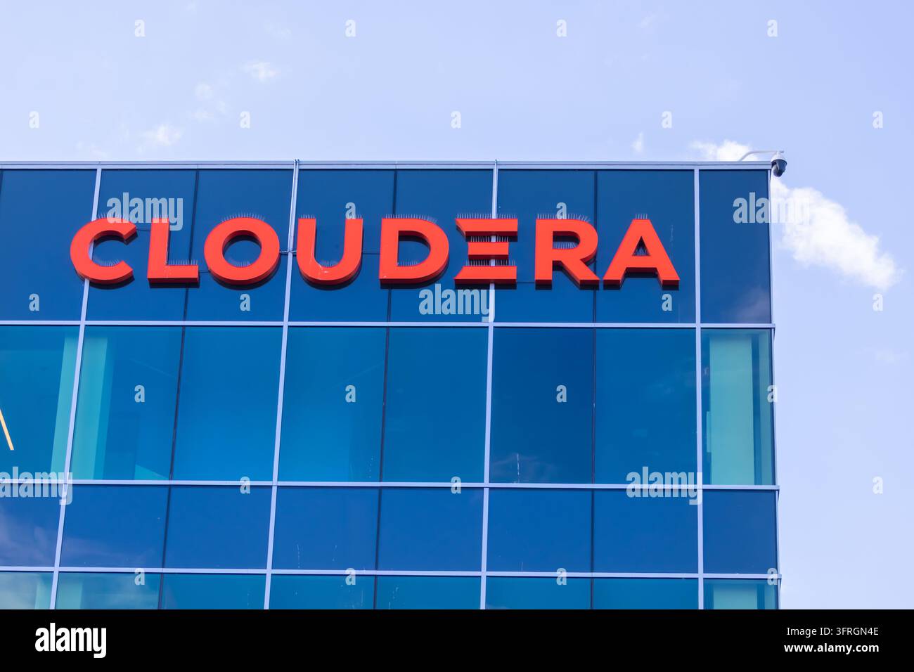Santa Clara, California, USA - 5 settembre 2026: Logo Cloudera in bella vista su un moderno edificio in vetro sotto un cielo sereno Foto Stock