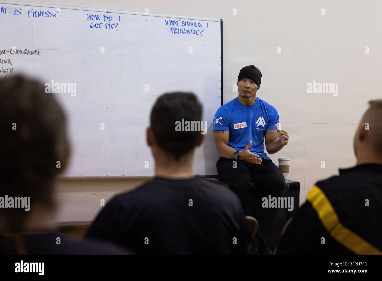 I soldati del 3° Reggimento di fanteria degli Stati Uniti, noti anche come The Old Guard, partecipano a un corso per istruttori di allenamento fisico APEX Path presso il Fort Myer Fitness Center alla Joint Base Myer-Henderson Hall in Virginia, per imparare a condurre sessioni di allenamento fisico APEX Path e implementare programmi di fitness basati sulle prestazioni. Foto Stock