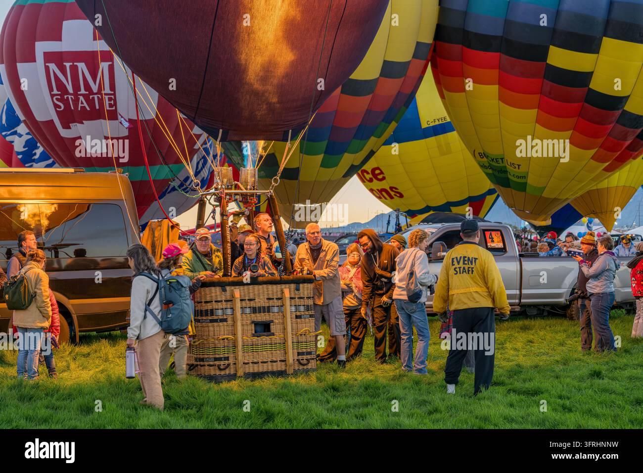 Nuovo Messico, Stati Uniti, 02 OTT 2026 - Un gruppo di persone e personale dell'evento si trova intorno a un cesto di un pallone aerostatico in vimini su un campo erboso, con colore Foto Stock