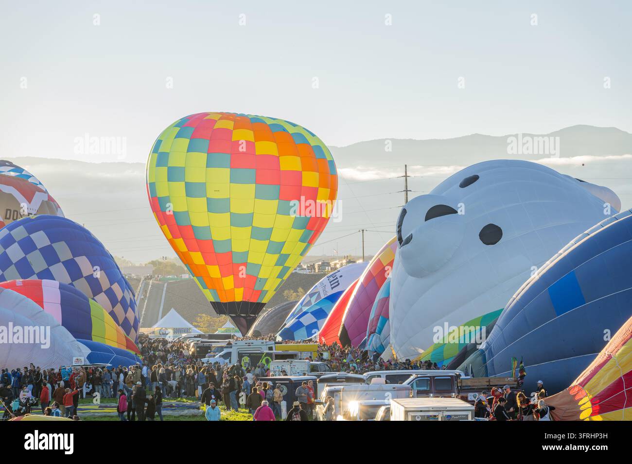 Nuovo Messico, Stati Uniti, 02 OTT 2026 – Una folla di spettatori osserva un pallone aerostatico a scacchi multicolori e un grande pallone a forma di orso polare bianco Foto Stock