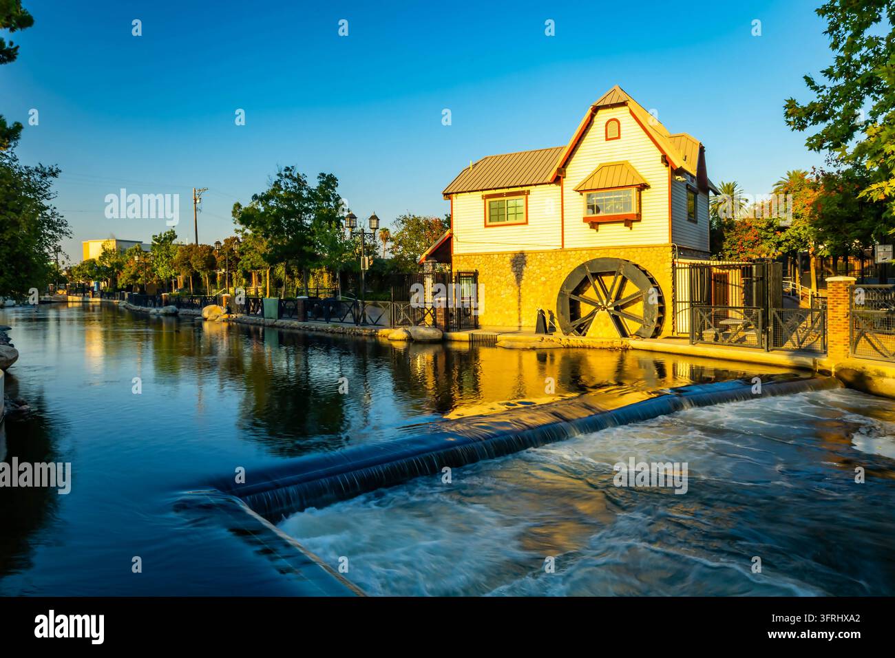 La luce dorata del tramonto si riversa sul Central Park a Mill Creek a Bakersfield, California Foto Stock