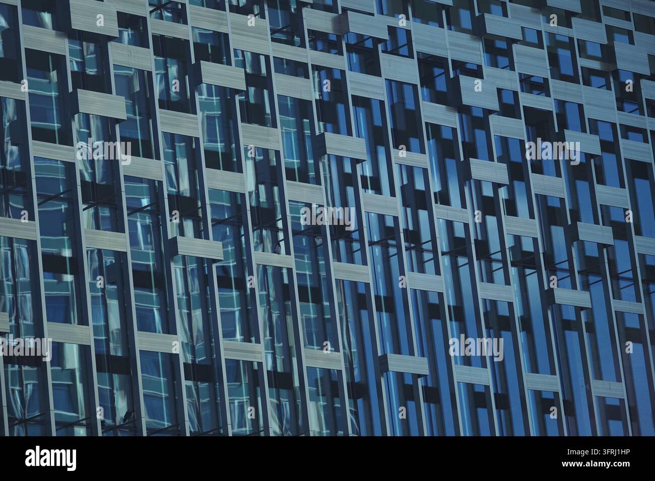 Esterno di edificio con design moderno e superfici riflettenti in città Foto Stock