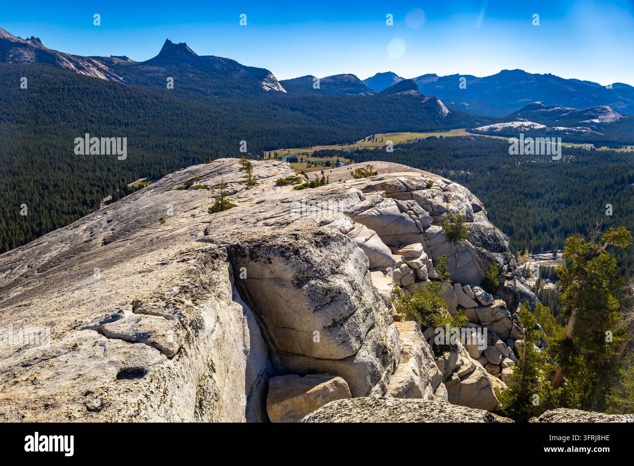 Il Lembert Dome si erge scenicamente contro un cielo azzurro limpido nel Parco Nazionale di Yosemite Foto Stock