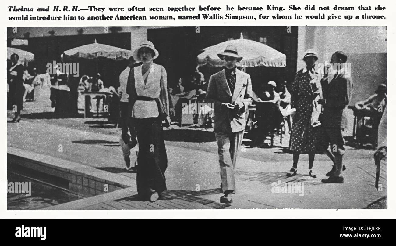 Illustrazione/fotocopia storica di giornale che mostra Thelma, Lady Furness, e S.A.R. che camminano insieme sotto degli ombrelloni in un resort all'aperto. Il testo stampato afferma che venivano spesso visti insieme prima che lui diventasse re e che Thelma gli presentò Wallis Simpson. Da “The Prince and I”, The American Weekly, 6 giugno 1954, supplemento domenicale del Chicago Herald-American. Foto Stock