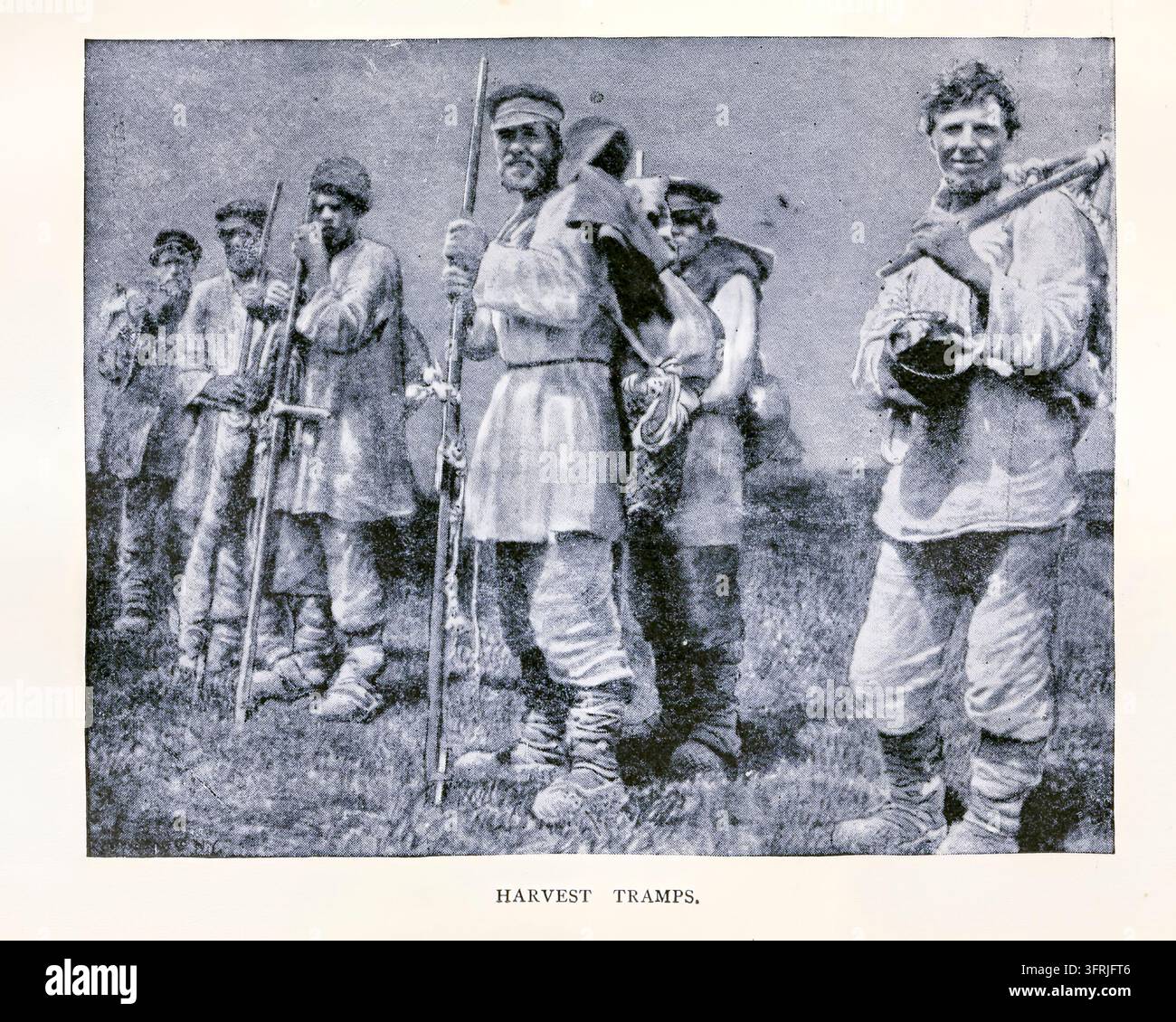 Illustrazione storica a mezzotono intitolata "HARVEST TRAMPS." da Through Russia on a Mustang di Thomas Stevens, pubblicata nel 1901 dalla Educational Publishing Company, Boston. Un gruppo di lavoratori rurali o agricoli è in piedi all'aperto, alcuni portano attrezzi a manico lungo e indossano abiti da lavoro. Foto Stock