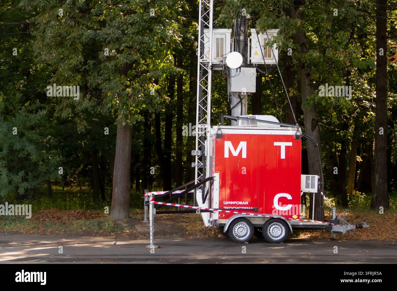 Mosca, Russia, 09 09 2026: Stazione base mobile dell'operatore di telecomunicazioni russo MTS con traliccio antenna, moduli radio e apparecchiature di telecomunicazione montate Foto Stock