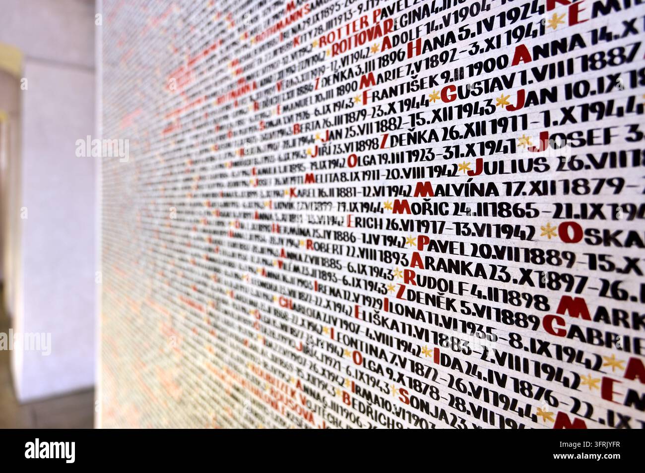 Nomi e date dipinti a mano delle vittime ebraiche ceche della Shoah coprono un muro commemorativo a Josefov, il quartiere ebraico di Praga, Repubblica Ceca. Foto Stock
