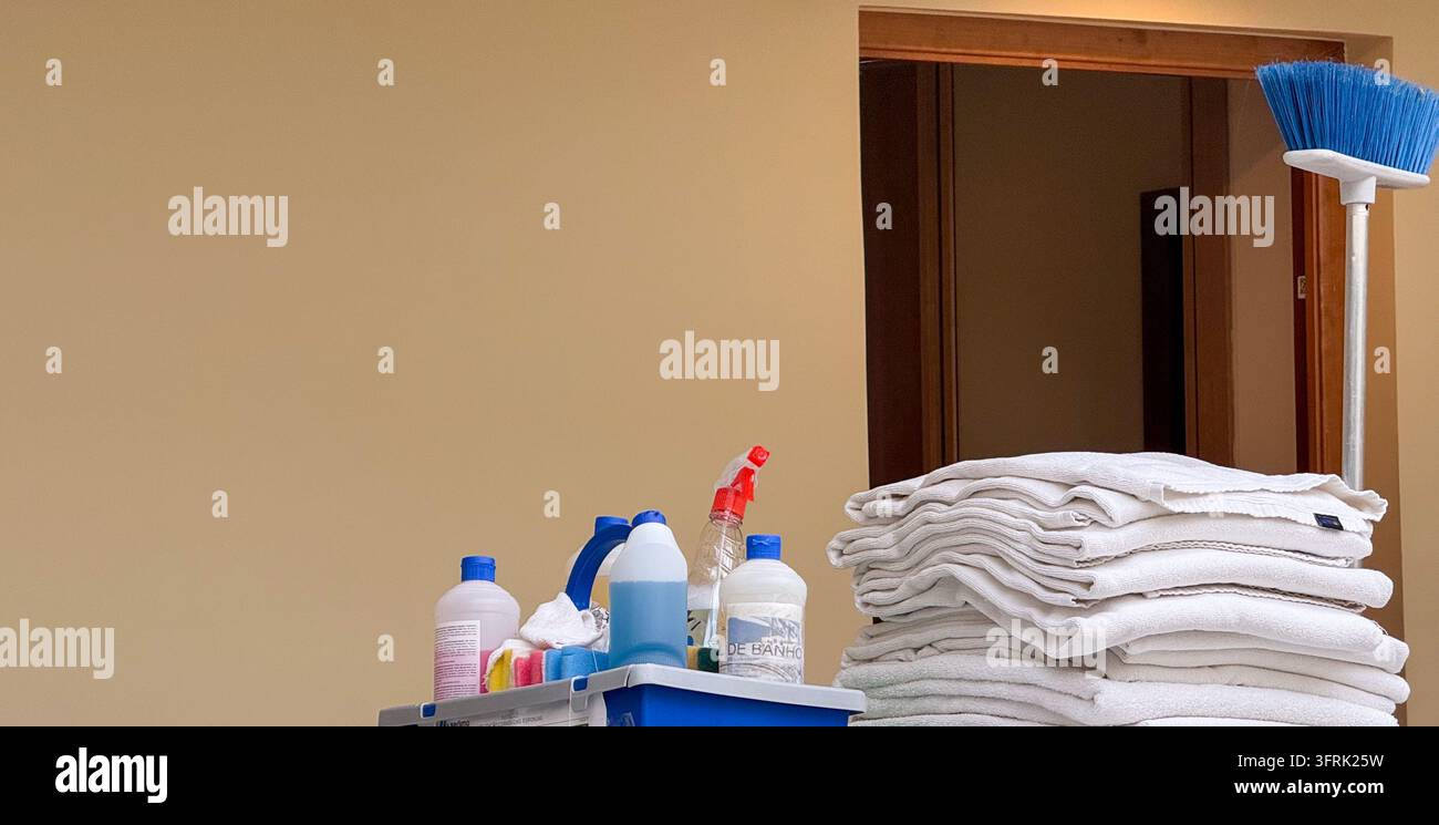 asciugamani bianchi impilati forniture per la pulizia banner di servizio hotel concetto di ospitalità Foto Stock