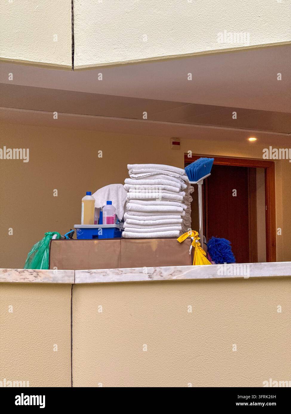 asciugamani bianchi impilati forniture per la pulizia banner di servizio hotel concetto di ospitalità Foto Stock