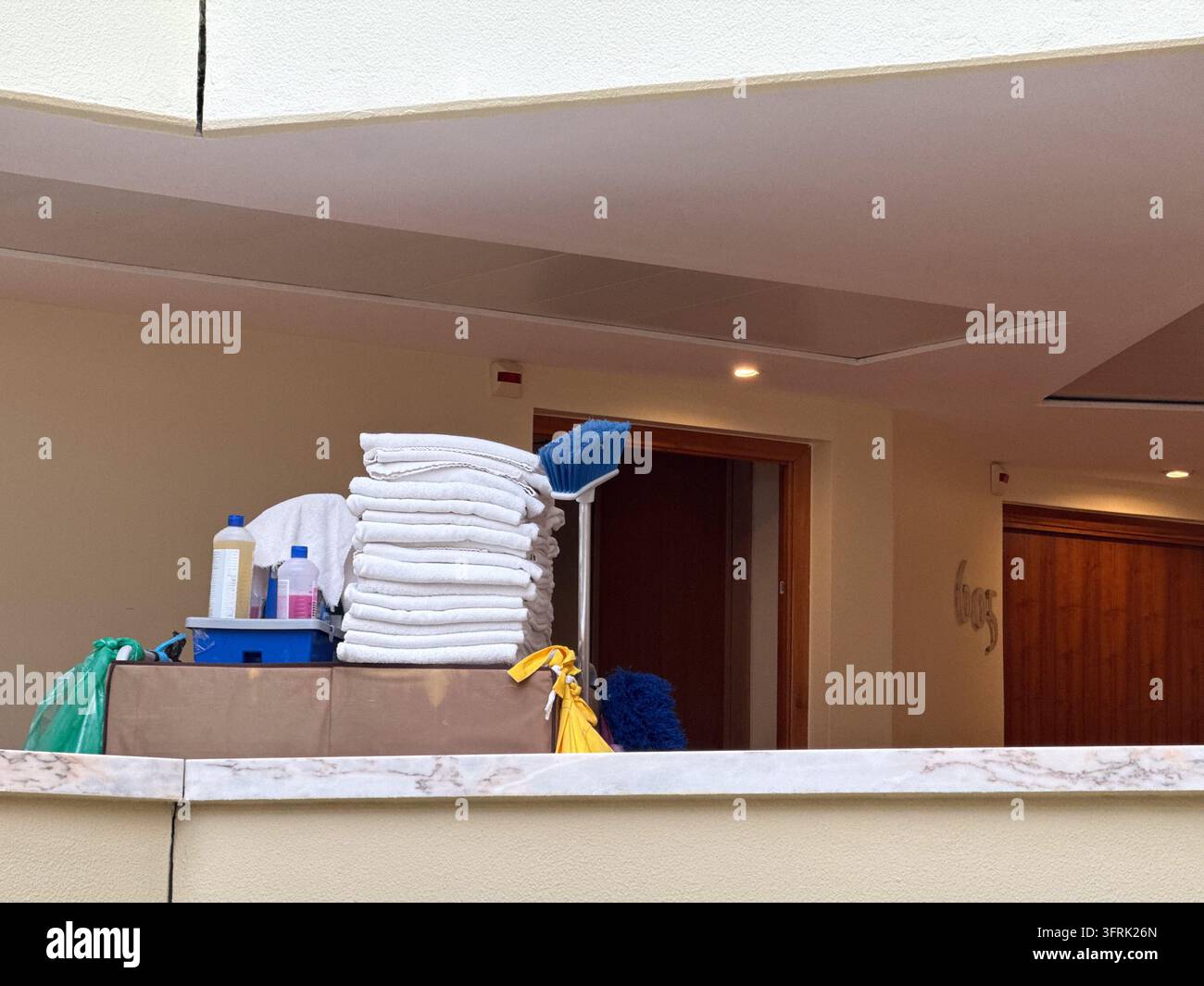 asciugamani bianchi impilati forniture per la pulizia banner di servizio hotel concetto di ospitalità Foto Stock