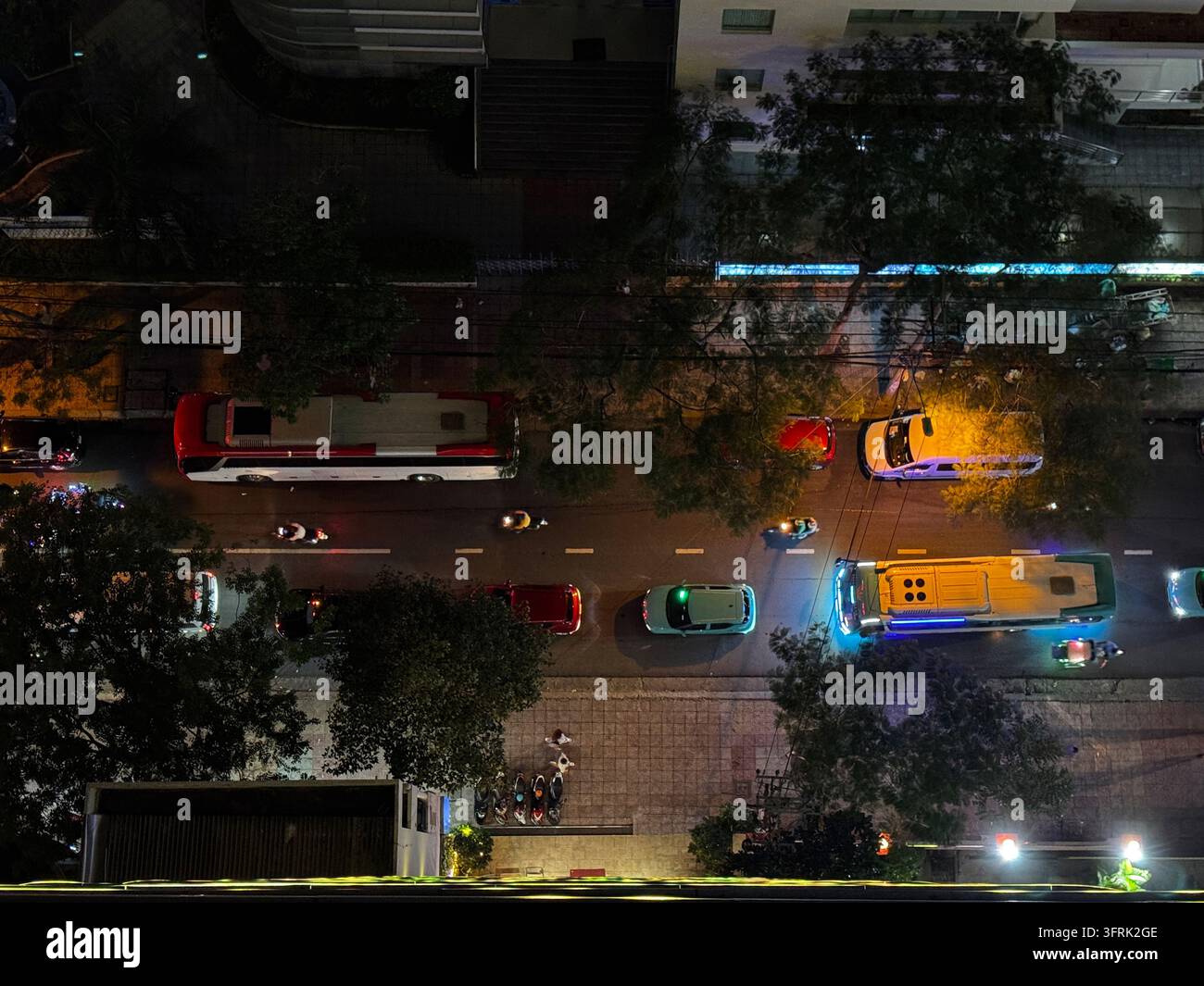Traffico notturno e autobus su una strada cittadina visto dall'alto Foto Stock