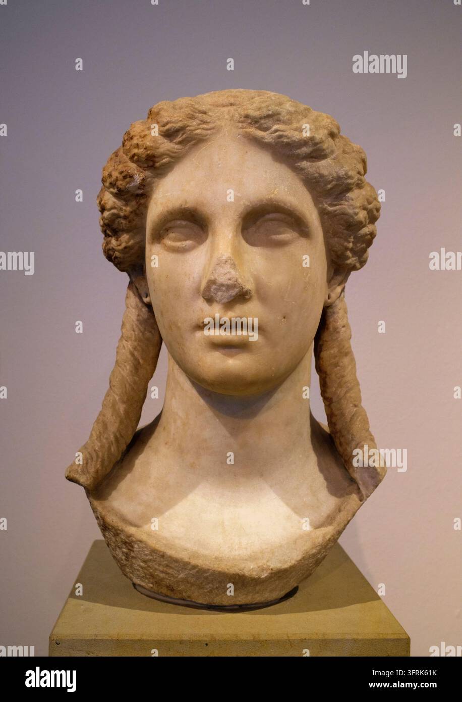 Germania: Una testa di marmo o della dea greca Artemide o forse del dio Apollo, Atene, Grecia, 330 - 300 a.C. Museo Antico, Isola dei Musei, Berlino. Apollo è uno degli dei Olimpici più importanti e versatili nella mitologia greca e romana. Ideale del kouros (un giovane atletico imberbe), Apollo è stato variamente riconosciuto come dio della luce e del sole; della verità e della profezia; della medicina, della guarigione e della peste; della musica, della poesia e delle arti; e altro ancora. Apollo è il figlio di Zeus e Leto, e ha una sorella gemella, la casta cacciatrice Artemide. Foto Stock