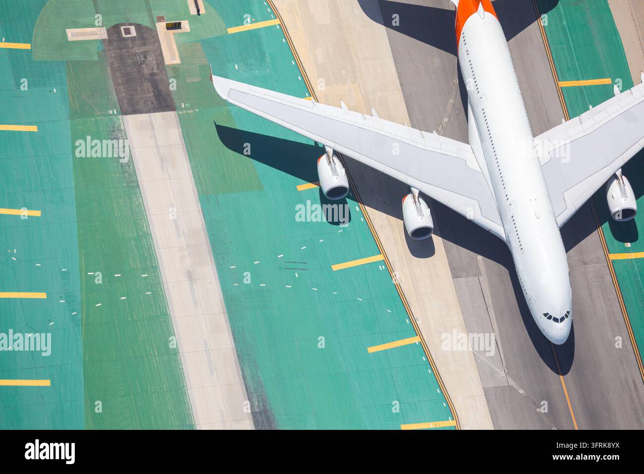Vista aerea di un grande aereo passeggeri sulla pista dell'aeroporto Foto Stock