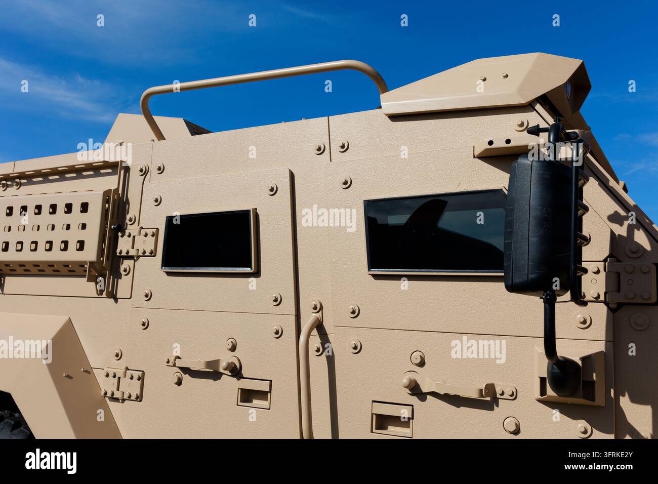 Dettaglio di un veicolo blindato e antiproiettile. Trasportatore di personale militare con armatura pesante e protezione balistica sulle porte e w Foto Stock