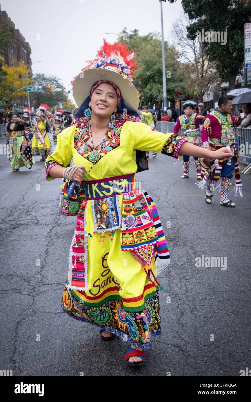Una ballerina vivace della compagnia di danza San Simon alla parata del Giorno ispanico del 2026 a Jackson Heights, Queens, New York. Foto Stock