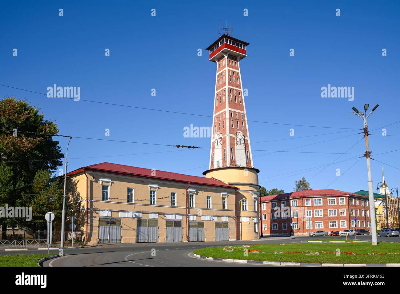 RYBINSK, RUSSIA - 15 SETTEMBRE 2026: Una torre antincendio antica nel paesaggio urbano. Il centro storico di Rybinsk, regione di Yaroslavl, Russia Foto Stock