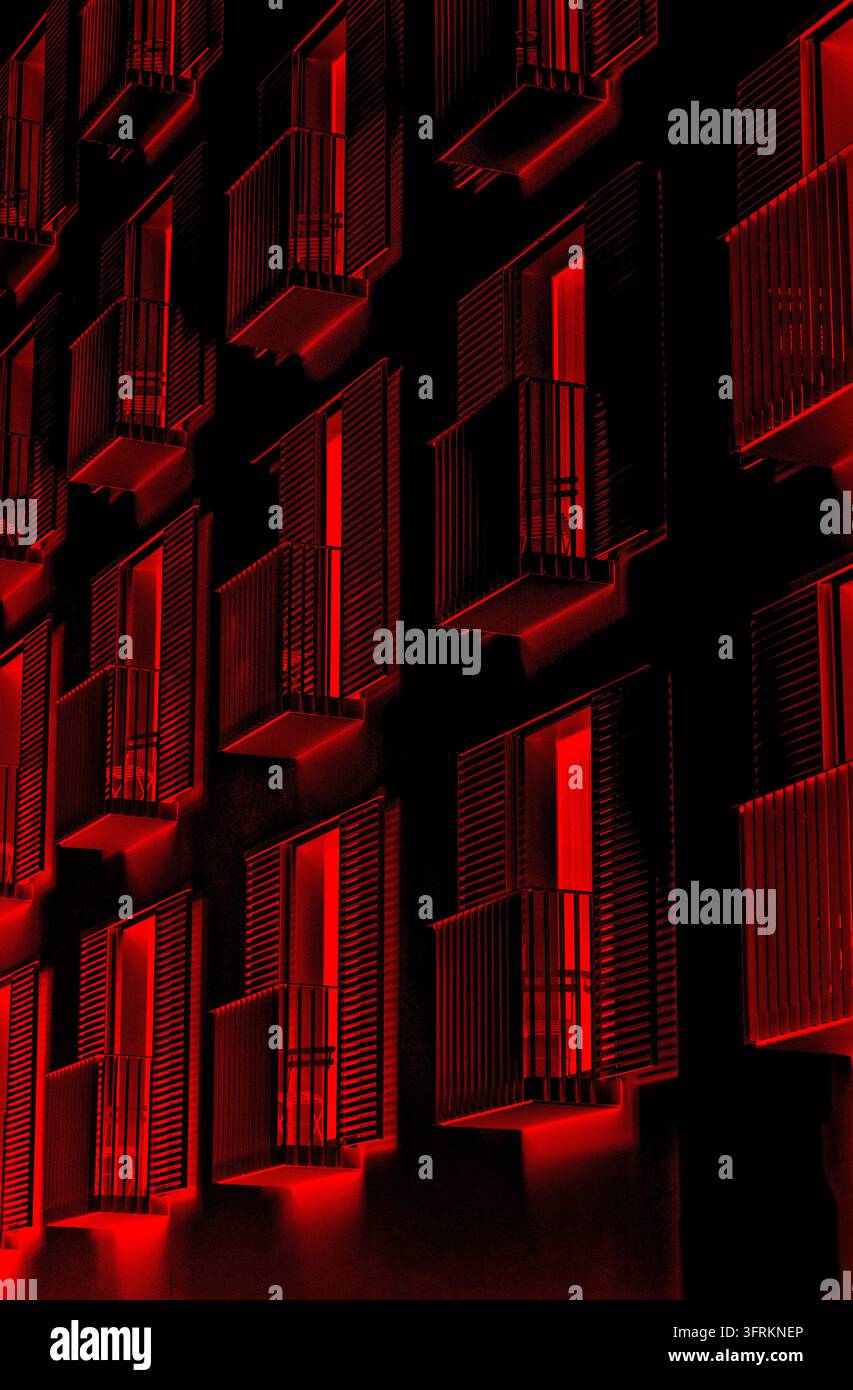 Rielaborazione grafica in stile thriller e horror della facciata di un palazzo e balconi con una luce rossa terrificante all'interno. Copertina di libro, illustrazione Foto Stock