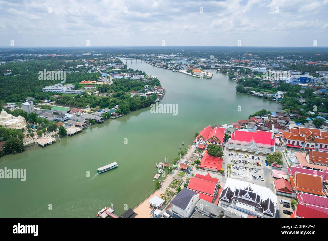 Vista aerea di Wat Yai sul fiume Mae Klong a Samut Songkhram, Thailandia Foto Stock