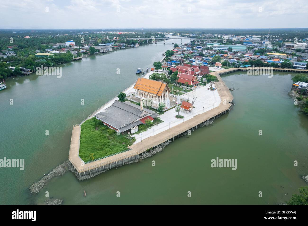 Vista aerea di Wat Yai sul fiume Mae Klong a Samut Songkhram, Thailandia Foto Stock
