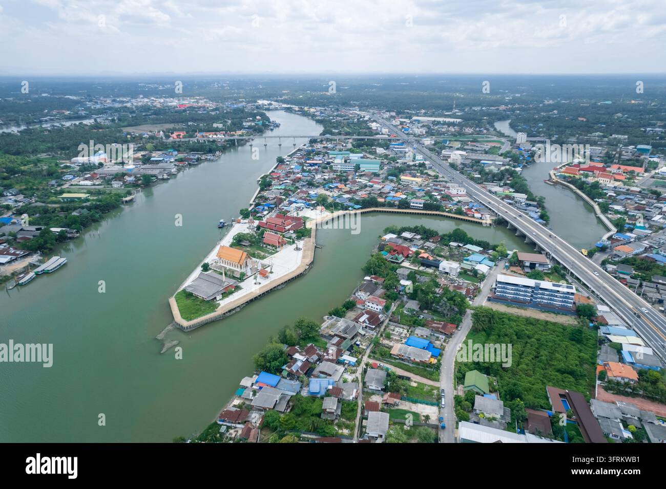 Vista aerea di Wat Yai sul fiume Mae Klong a Samut Songkhram, Thailandia Foto Stock