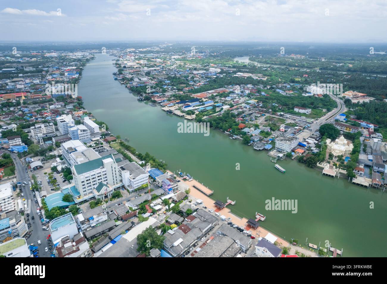 Vista aerea di Wat Yai sul fiume Mae Klong a Samut Songkhram, Thailandia Foto Stock