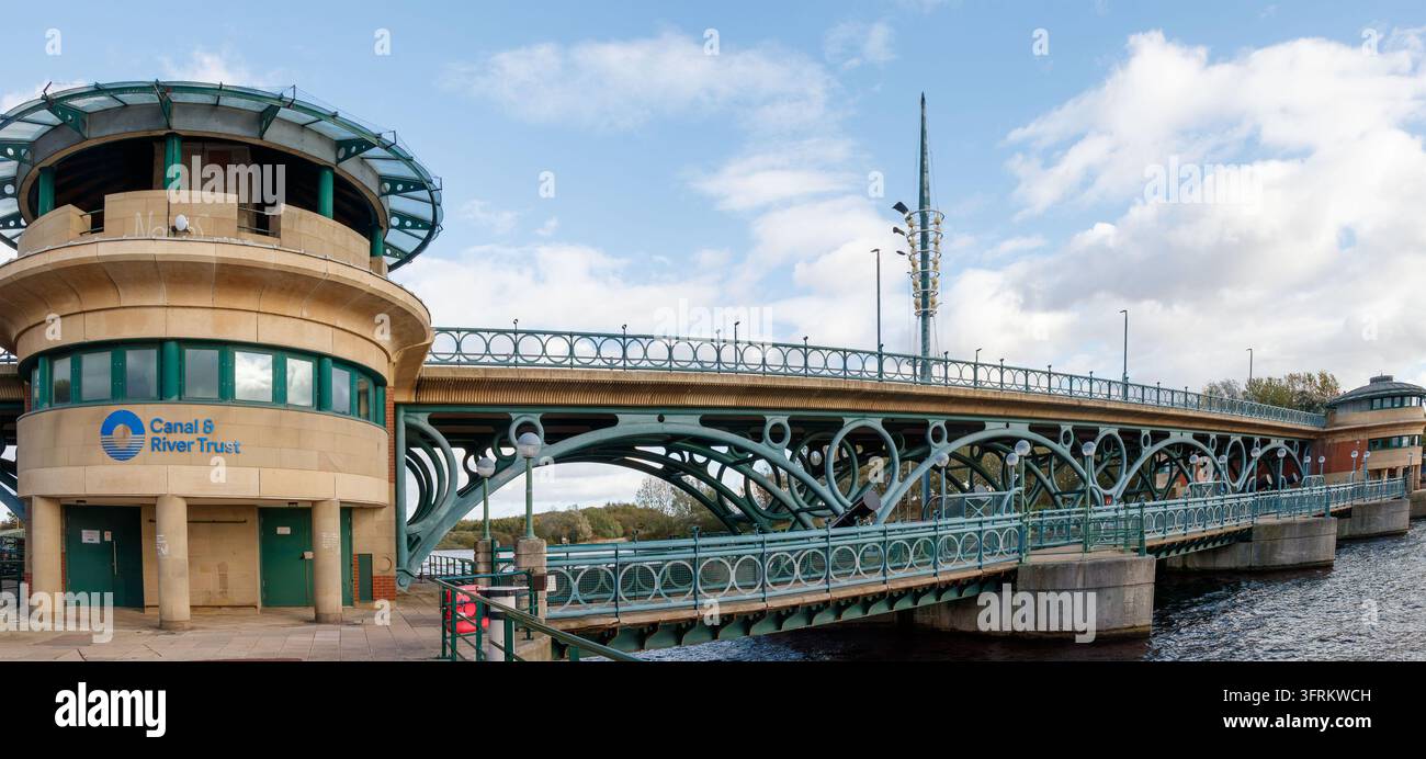 Barrage di Tees verdi con l'edificio del Canal & River Trust sul fiume Tees a Stockton-on-Tees, Inghilterra Foto Stock