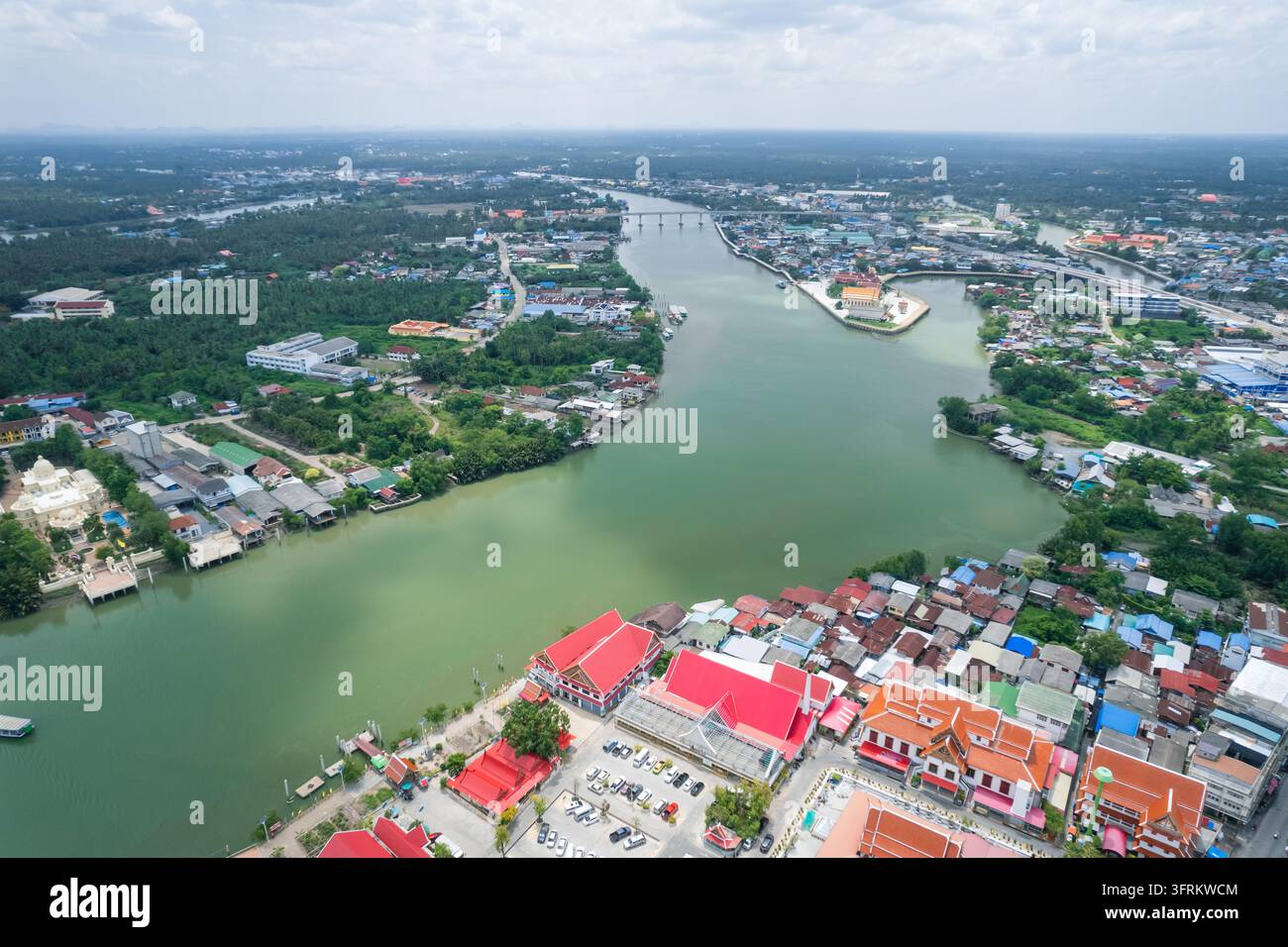 Vista aerea di Wat Yai sul fiume Mae Klong a Samut Songkhram, Thailandia Foto Stock