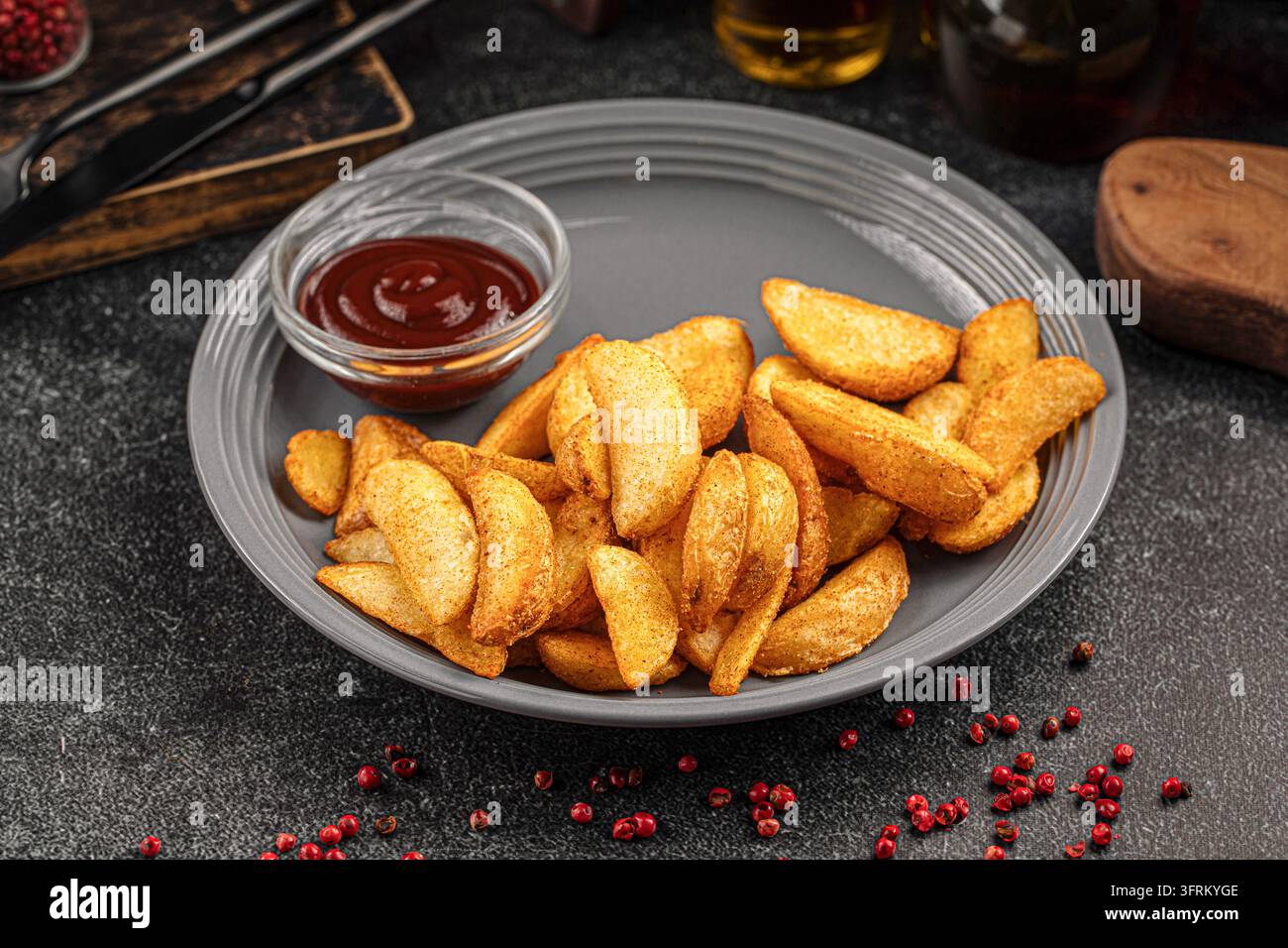 Spiedini di patate con salsa su piatto grigio Foto Stock