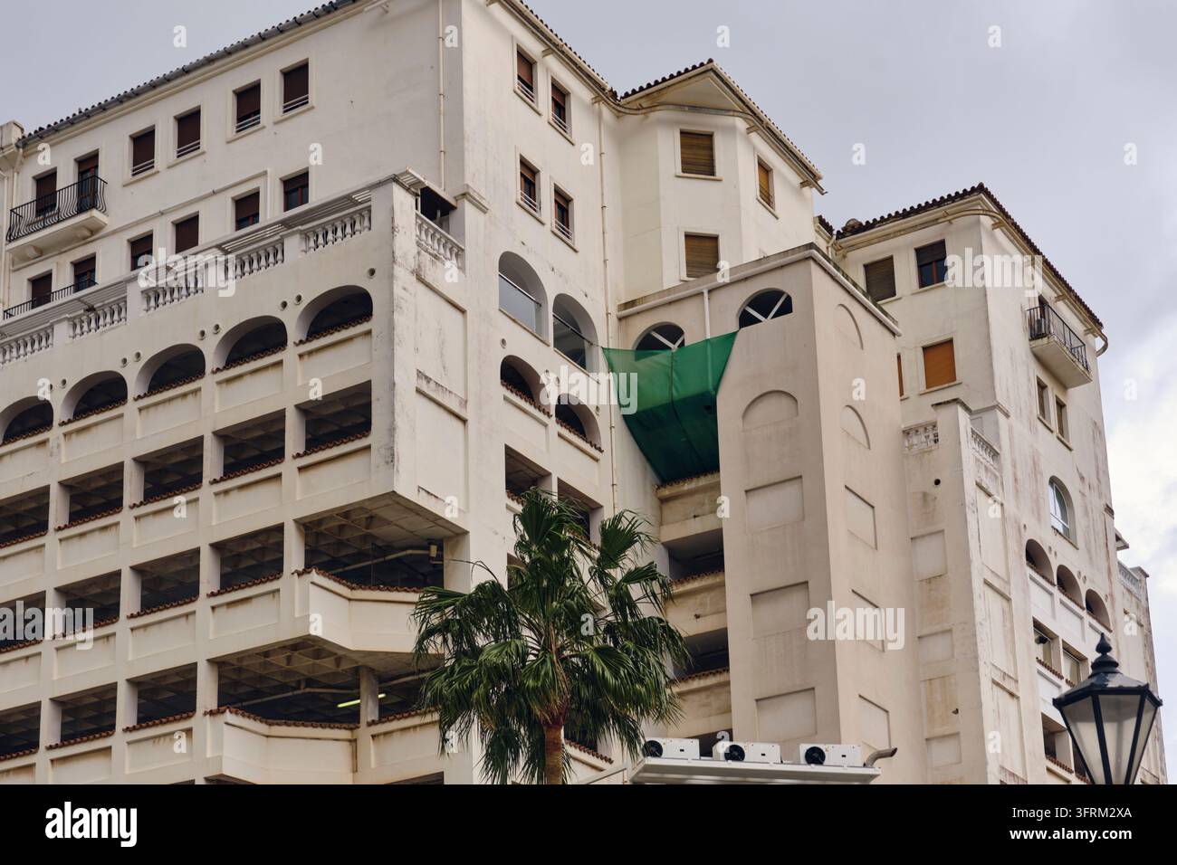 Città Vecchia, Gibilterra - 1 marzo 2026: Edificio multiuso con parcheggio su più piani, uso efficiente dello spazio nell'architettura urbana, infrastruttura moderna e design della facciata esterna Foto Stock