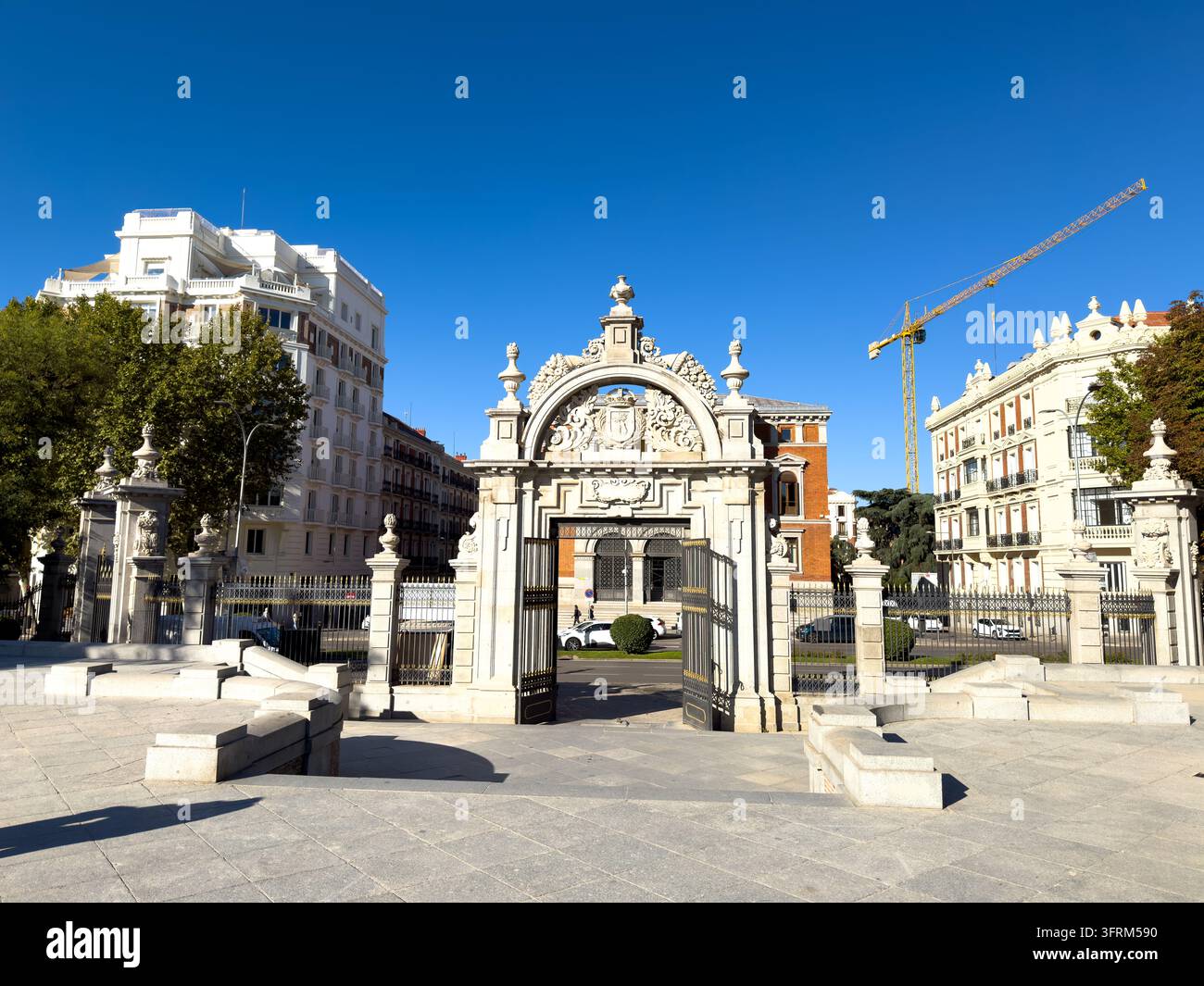 MADRID, SPAGNA - 09 OTTOBRE 2026 Un monumentale portale in pietra segna l'ingresso al Real Giardino Botanico di Madrid, con intagli decorati e cancelli in ferro aperti. Foto Stock