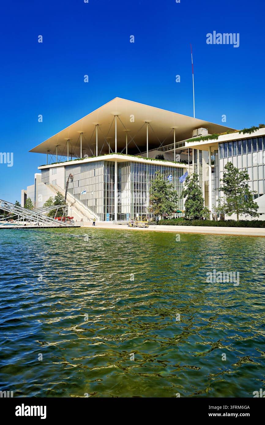 Il complesso SNFCC di Renzo Piano con il suo baldacchino solare che si erge sopra il canale, ospita l'Opera Nazionale Greca e la Biblioteca Nazionale a Kallithea, Grecia. Foto Stock