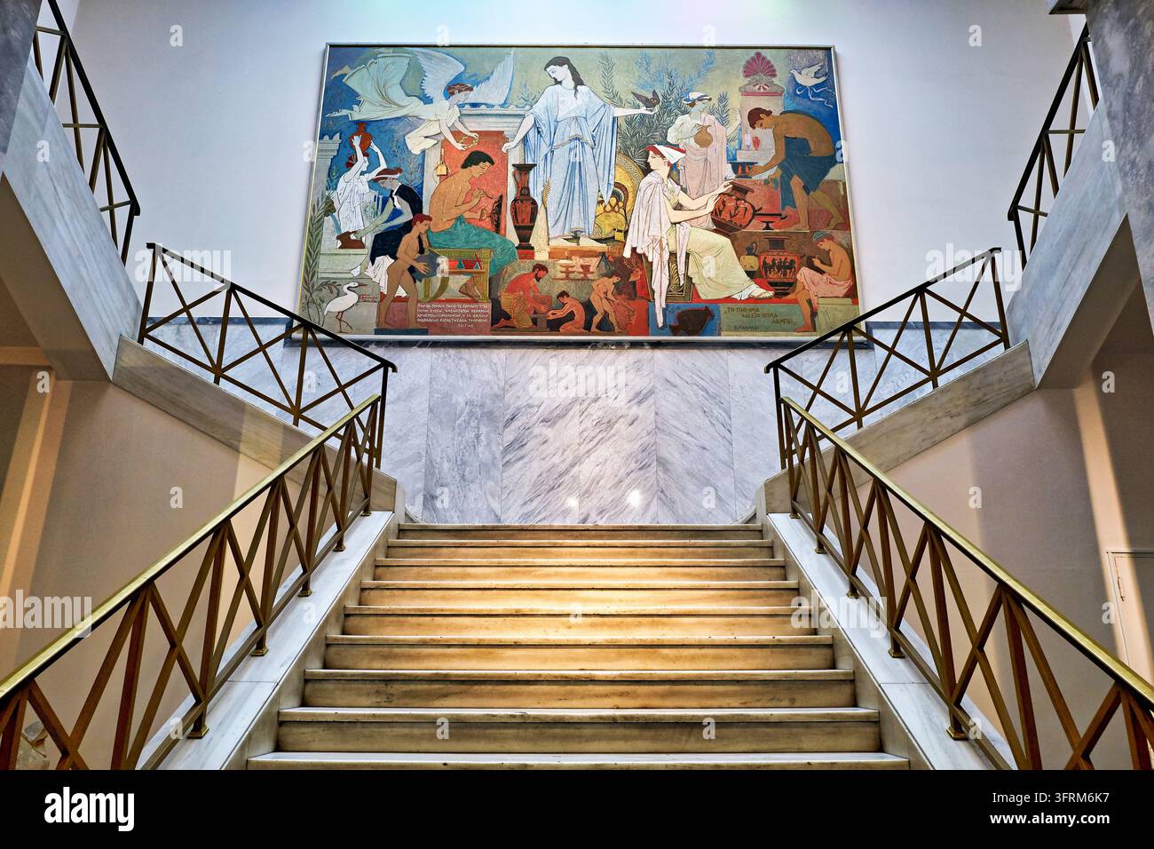 Due rampe di scale con ringhiere in ottone si innalzano verso un affresco con vasai greci classici che decorano vasi ad Atene, in Grecia Foto Stock