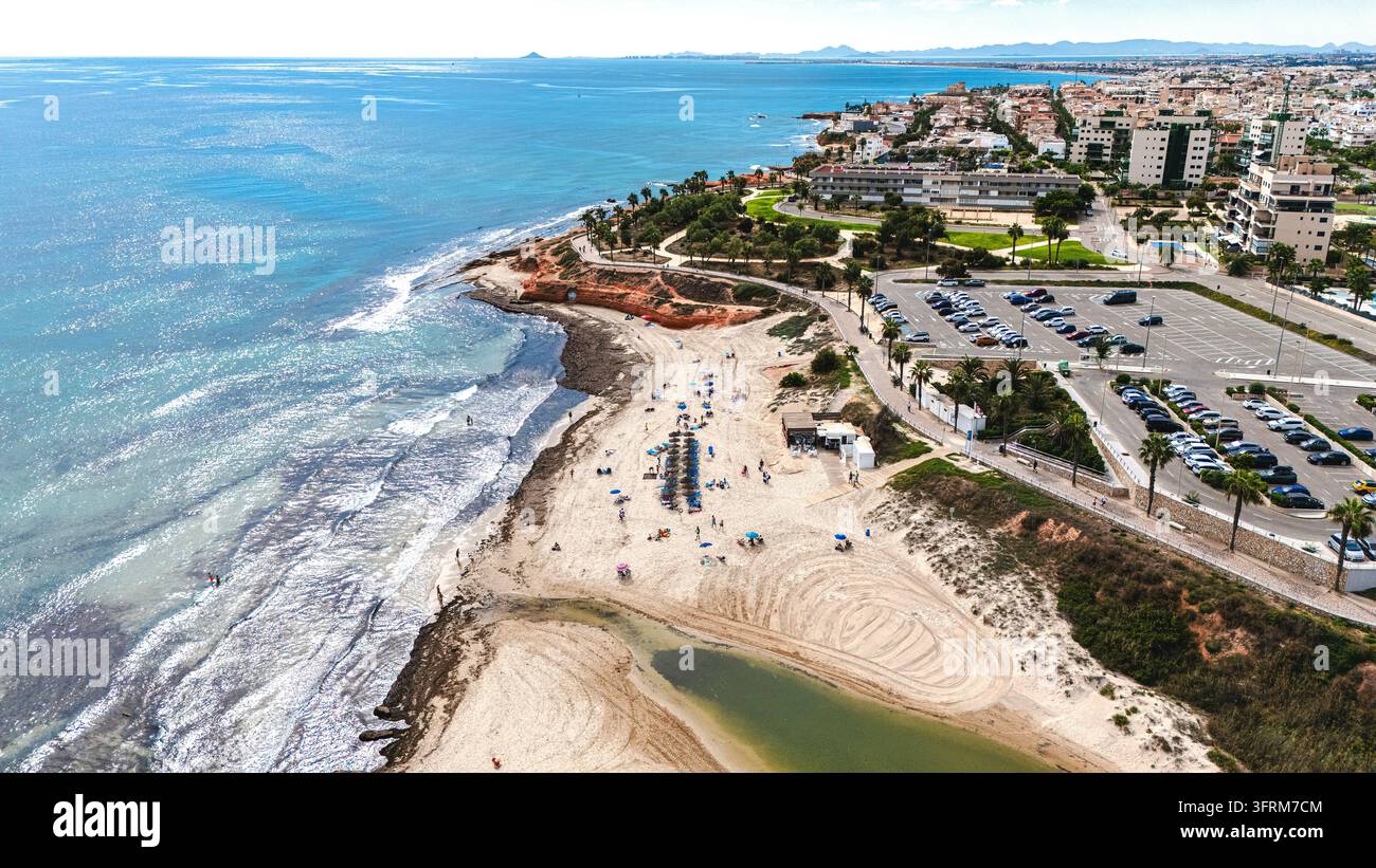 Veduta aerea della spiaggia e della costa di Mil Palmeras in Spagna Foto Stock