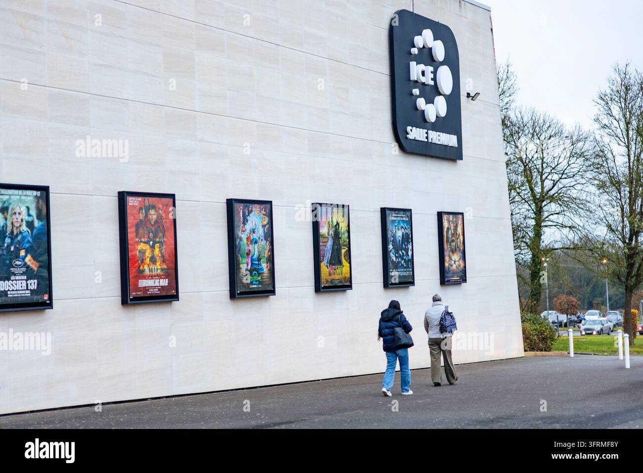 CGR Cinema a La Mézière (Bretagna, nord-ovest della Francia): logo CGR e poster cinematografici Foto Stock