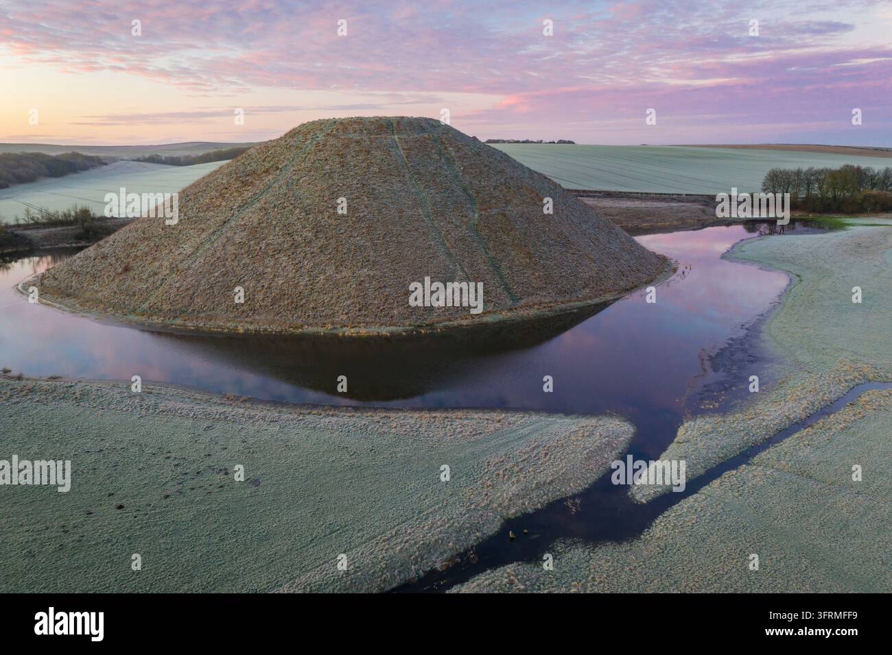 Vista aerea di Silbury Hill, un tumulo di gesso costruito dall'uomo nel periodo neolitico vicino ad Avebury, nel Wiltshire, Inghilterra. Inverno (febbraio) 2023. Foto Stock