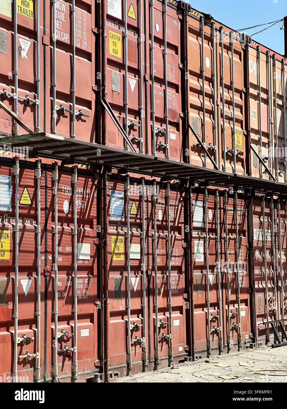 Bloccato: file di container navali rosso ruggine formano le bancarelle del mercato di Dordoi Bazaar a Bishkek, Kirghizistan Foto Stock