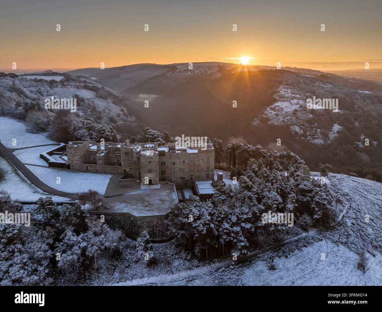 Alba su Castle Drogo coperto di neve in una fredda mattina d'inverno, Dartmoor National Park, Devon, Inghilterra. Inverno (dicembre) 2023. Foto Stock