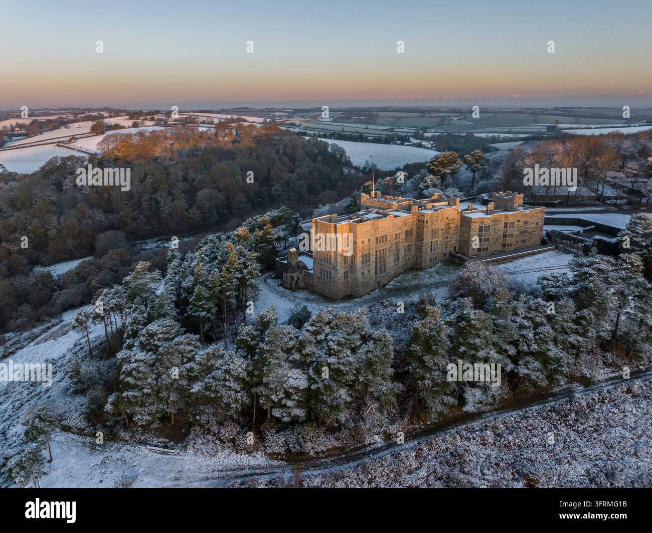 Vista aerea di Castle Drogo in una mattina invernale nevosa, Dartmoor, Devon, Inghilterra. Inverno (dicembre) 2023. Foto Stock