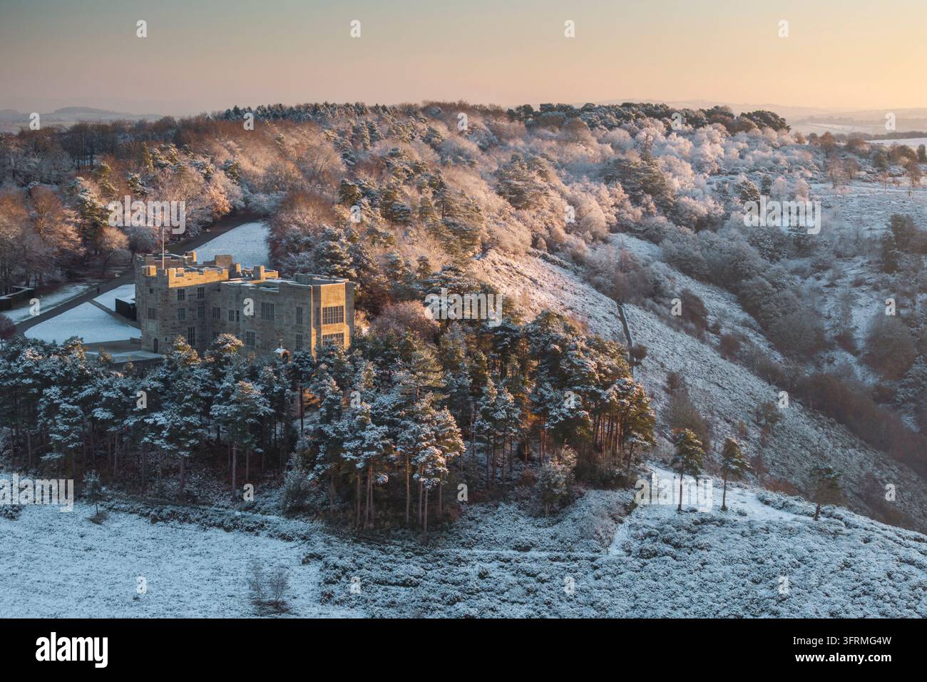 Vista aerea della neve al Castle Drogo vicino a Drewsteignton nel Parco Nazionale di Dartmoor, Devon, Inghilterra. Inverno (dicembre) 2023. Foto Stock