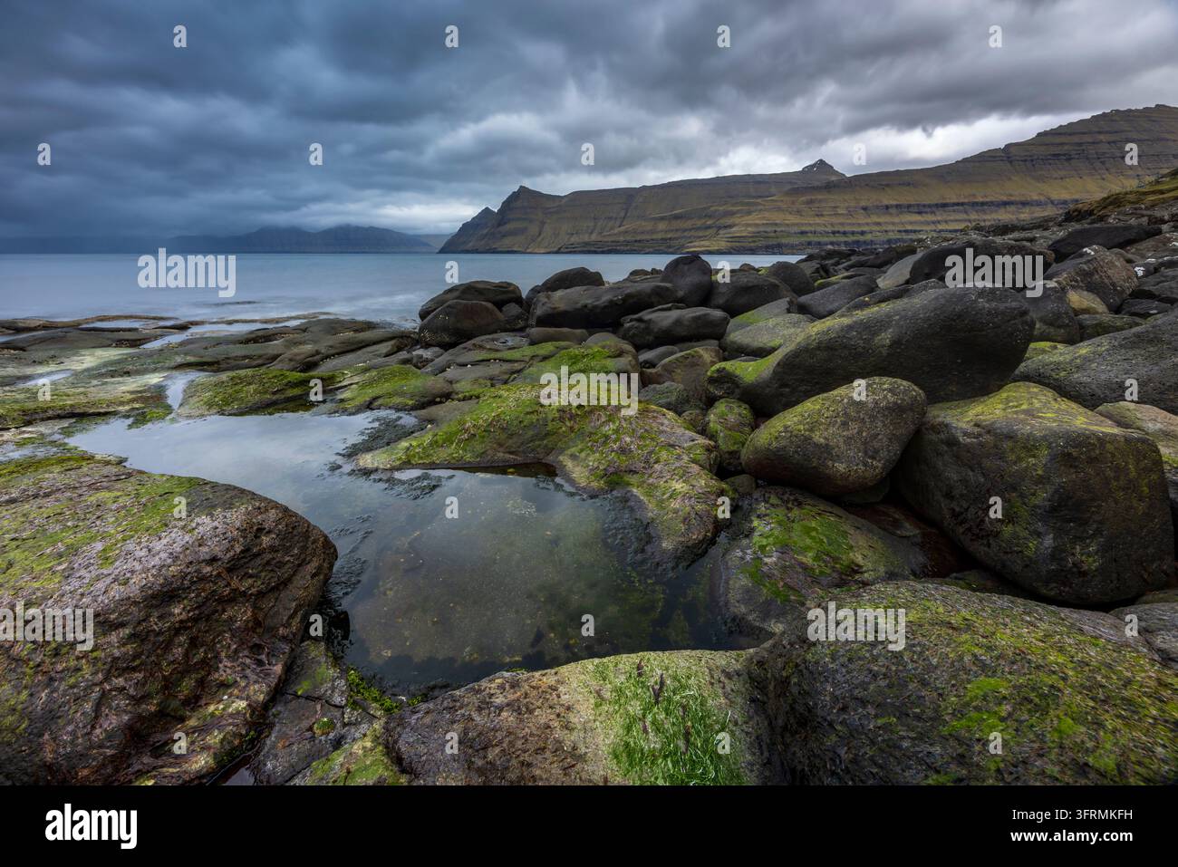 Le spiagge rocciose di Funningsfjordur nelle Isole Fær Øer, Danimarca, Europa. Primavera (aprile) 2026. Foto Stock