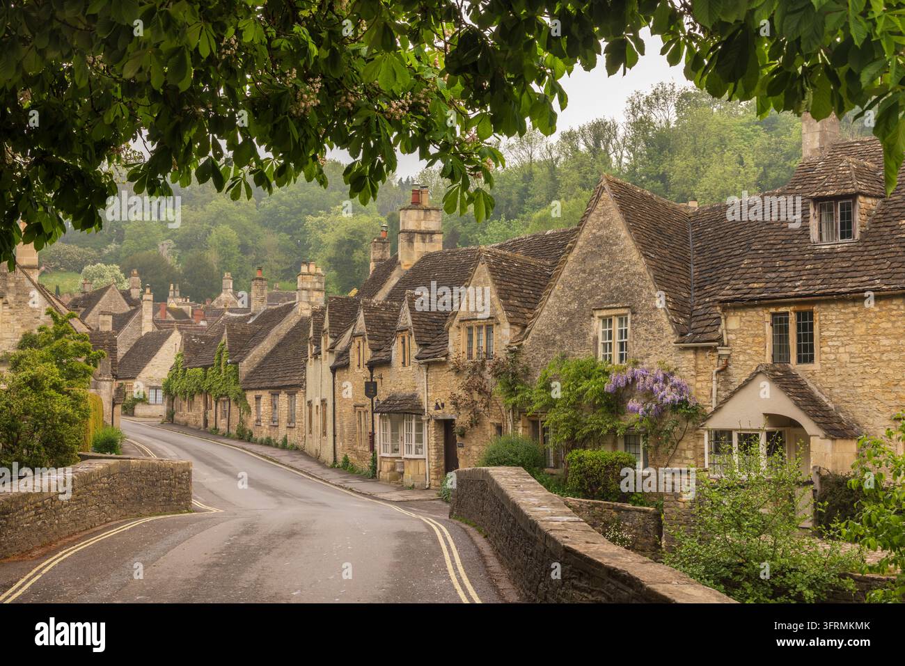 Il villaggio idilliaco di Castle Combe nei Cotswolds, Wiltshire, Inghilterra. Primavera (maggio) 2026. Foto Stock